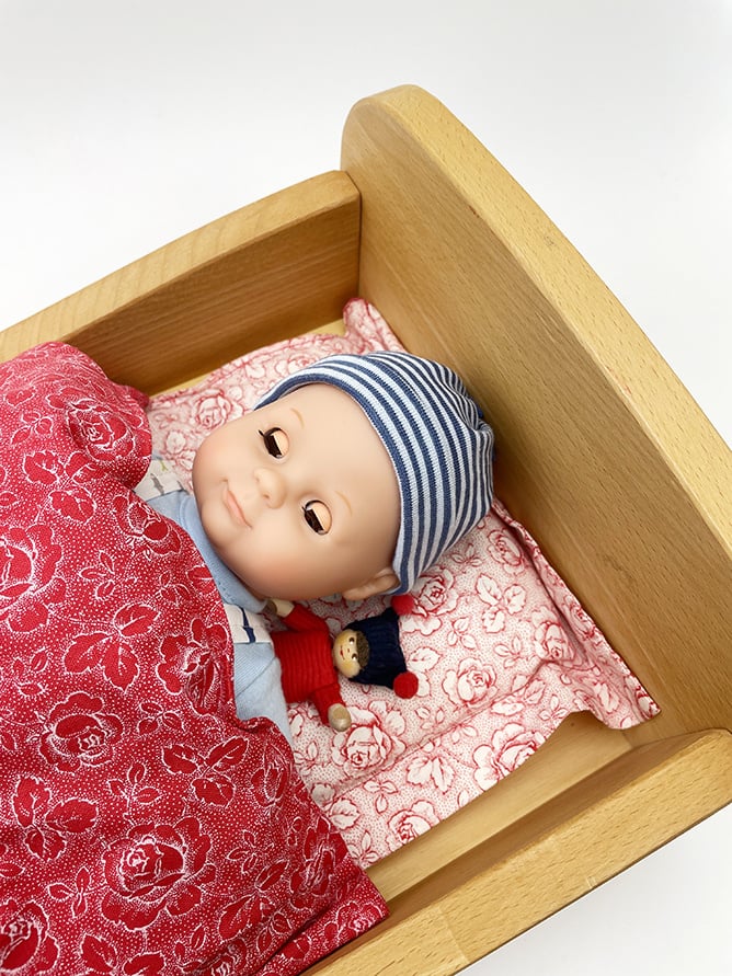 ベッド布団付きブナ材　ノルベルト社　シルトクレートベビー　お世話遊びの道具　人形のベッド