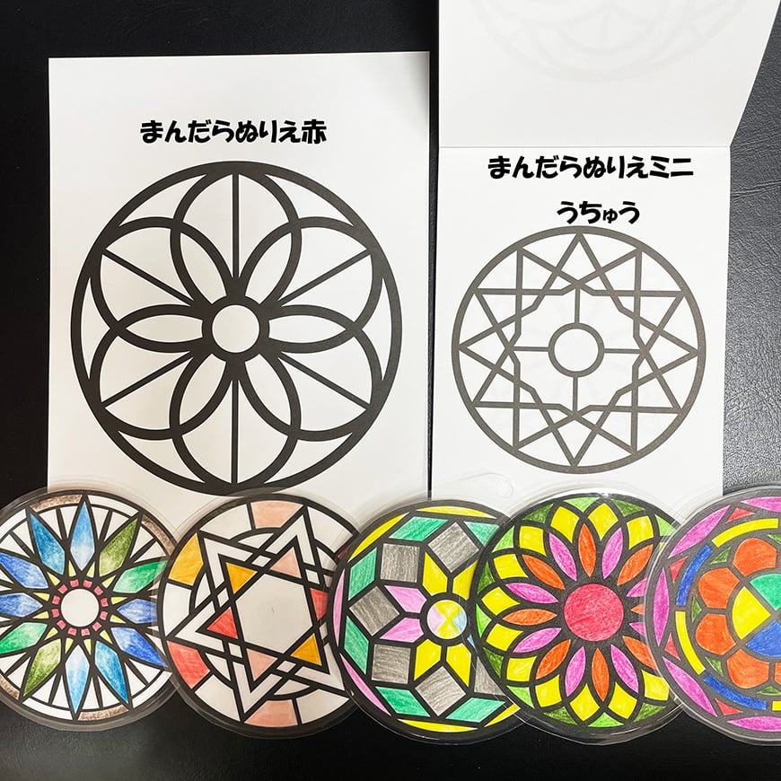 ぬりえブックMANDALA  通常サイズとminiサイズの大きさくらべ