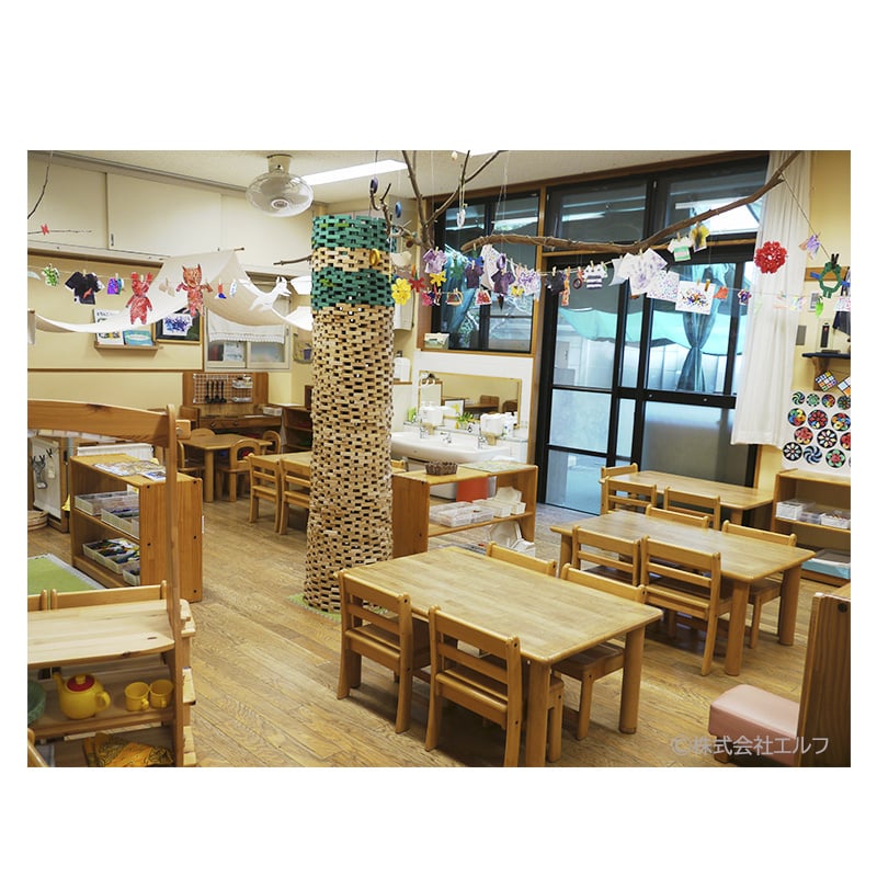 ブロック社の家具を使った保育室　角テーブルと幼児椅子　3歳児クラスの部屋