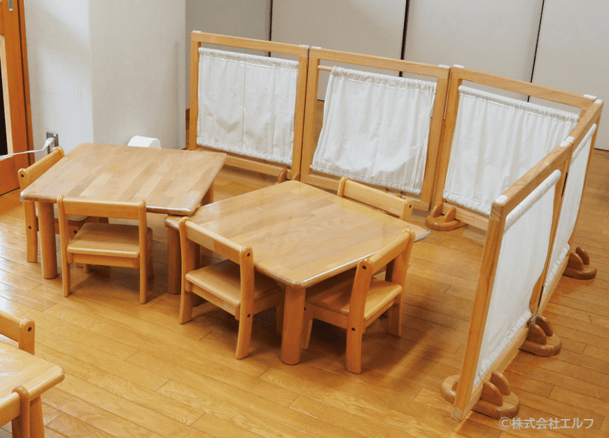 角テーブル 保育室使用例 食事コーナー ブロック社